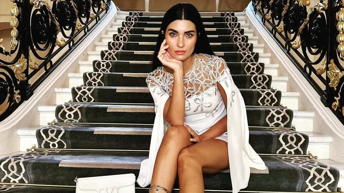 Güzel oyuncu Tuba Büyüküstün’ün ikizleri kocaman oldu! Tuba Büyüküstün’ün kızları Maya ve Toprak ile Paris günlüğü…