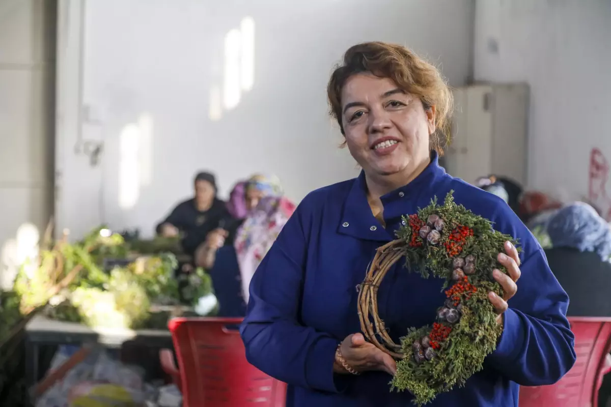 Antalya’daki Kadınlar Noel Çelenkleriyle İhracat Yapıyor