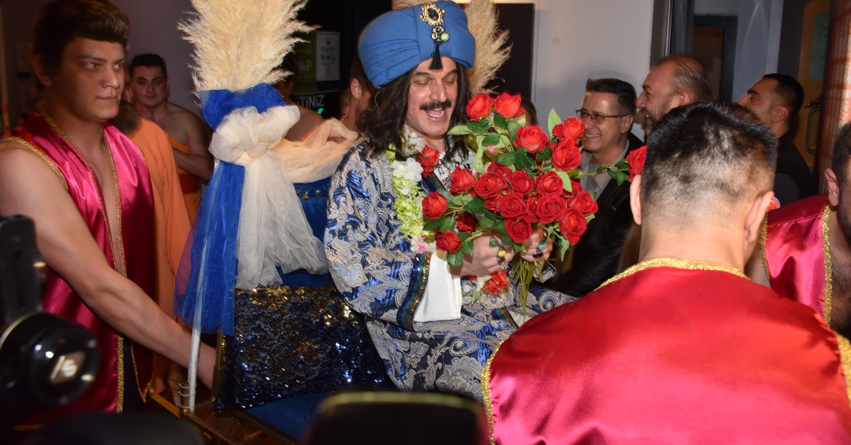 Çetin Altay ve Ufuk Özkan, konukları güllerle ağırladı