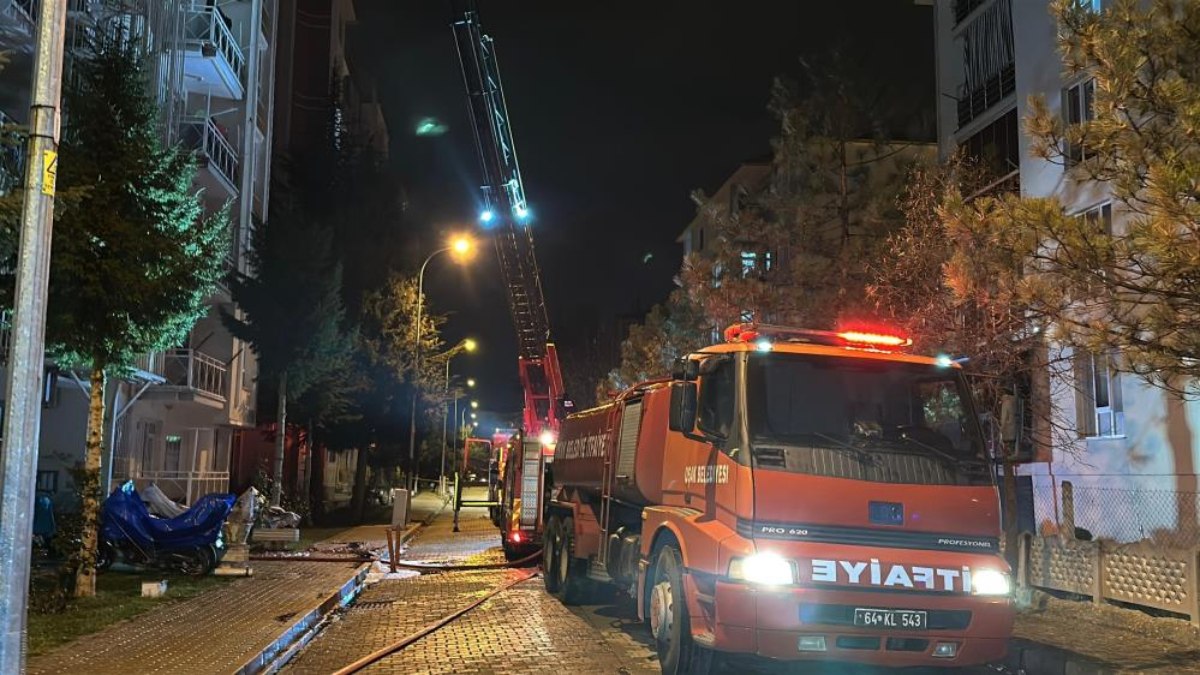 Uşak’ta apartmanın çatısında çıkan yangın söndürüldü