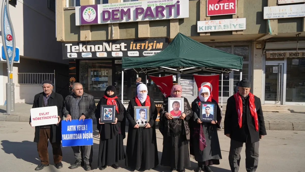 Muşlu aileler, DEM Parti binası önündeki “evlat nöbeti”ni sürdürdü