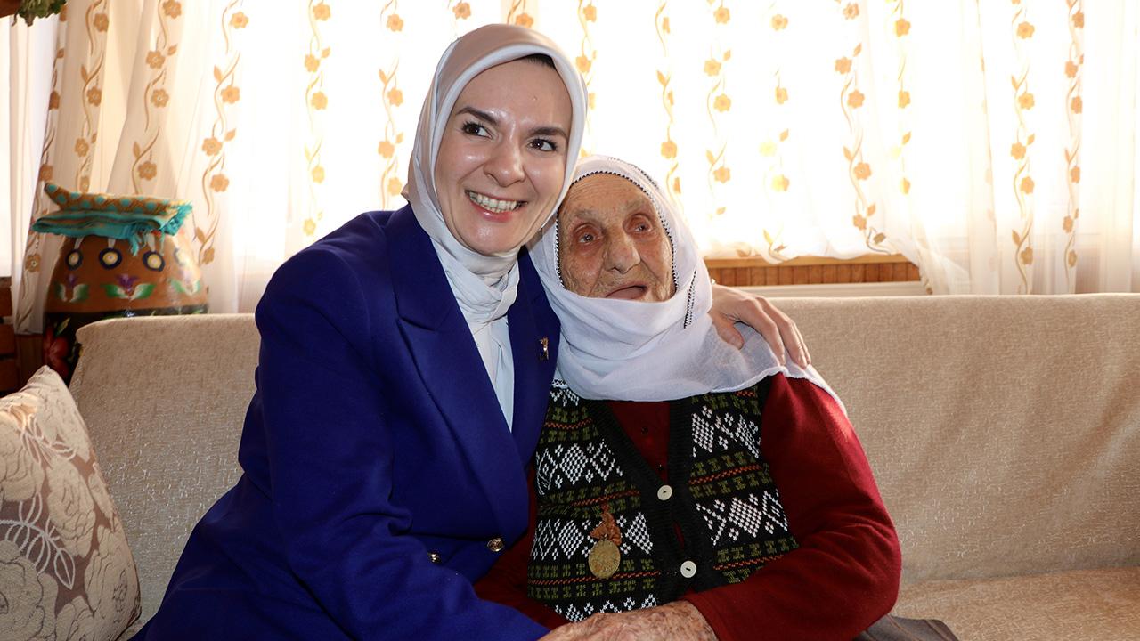 Bakan Göktaş’tan 113 yaşındaki Güllü nineye ziyaret