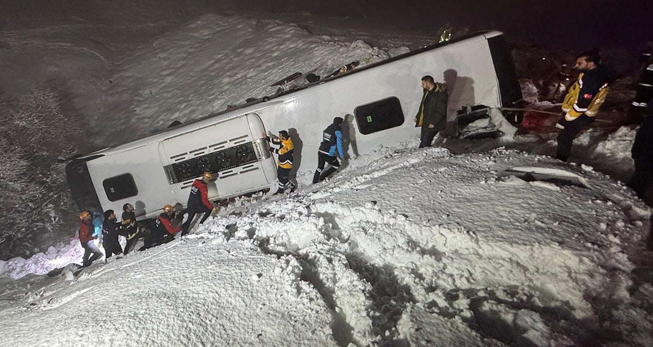 Bingöl’de yolcu otobüsü şarampole devrildi: Ölüler ve yaralılar var!