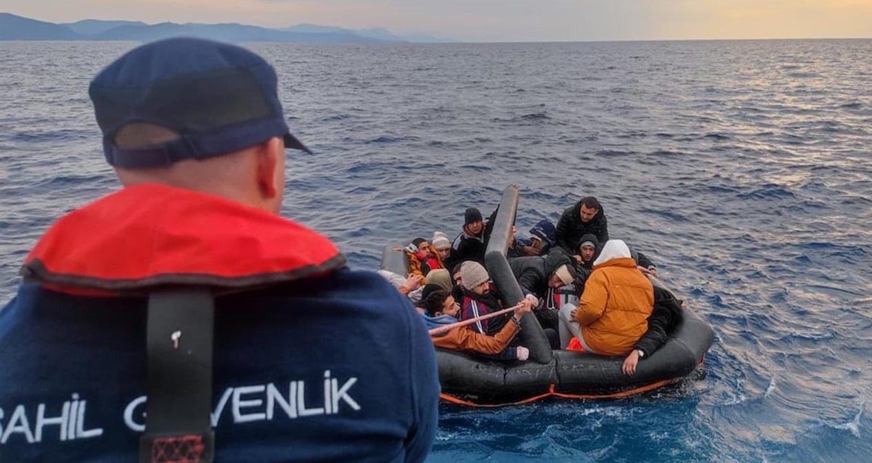Muğla’nın ıssız koyunda kaderine terk edilen çocuklarında bulunduğu göçmenler kurtarıldı