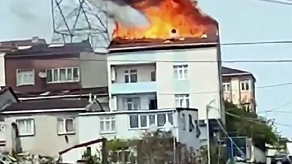 Çatıdaki izalasyon çalışmasında yangın çıktı! Bir işçi elinden ve yüzünden yaralandı